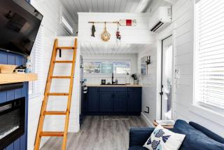Chic Coziness: Fully Equipped Original Tiny House in Apple Valley - 8