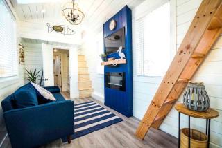 Chic Coziness: Fully Equipped Original Tiny House in Apple Valley - 7