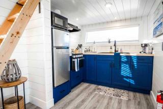 Chic Coziness: Fully Equipped Original Tiny House in Apple Valley - 5