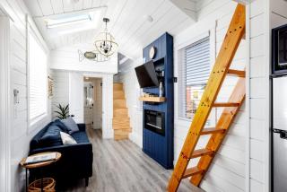 Chic Coziness: Fully Equipped Original Tiny House in Apple Valley - 3