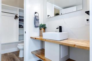 Escape in Style: Fully Equipped Modern Tiny House in Apple Valley, Utah - 6