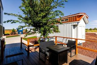 Escape in Style: Fully Equipped Modern Tiny House in Apple Valley, Utah - 4