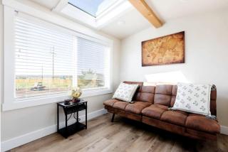 Escape in Style: Fully Equipped Modern Tiny House in Apple Valley, Utah - 1