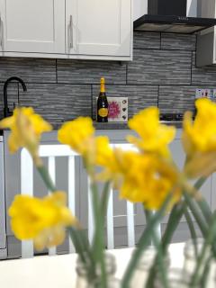 Spacious 4 Bed Retreat, 2 Bath, Sleeps 8 plus 2, Beach, Bars, Dinning, Shops, Golf, for Groups, Contractors or Families - 8