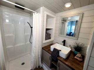 Apple Valley Oasis: Discover Delight in Our Convenient Tiny Home - 8