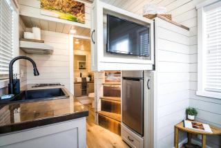 Apple Valley Oasis: Discover Delight in Our Convenient Tiny Home - 6