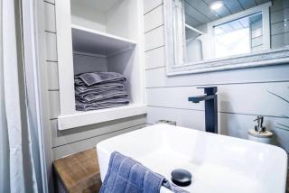 Apple Valley Oasis: Discover Delight in Our Convenient Tiny Home - 4