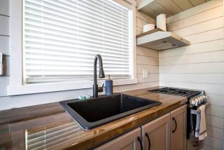 Apple Valley Oasis: Discover Delight in Our Convenient Tiny Home - 3