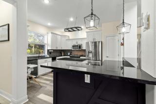 Modern Spacious Getaway: Heated Pool, Movie Room, Huge Yard & Event-Friendly in New Port Richey, Florida - 6