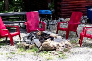 Relaxing and Inviting Log Cabin with Loft in Columbia, Kentucky, Near Several Universities - 4