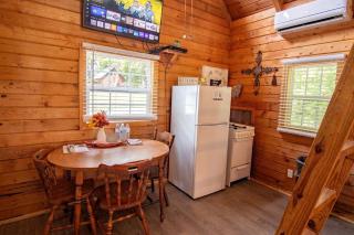 Relaxing and Inviting Log Cabin with Loft in Columbia, Kentucky, Near Several Universities - 1