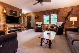 Create Lasting Memories: Lakeside Family Getaway in the Heart of Paradise, Michigan - 7