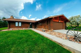 Rustic Cabin with Enormous Backyard and Marvelous Mountain Views in Buffalo, Wyoming - 4