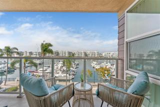 Marina Blue - Sun-Drenched 2BR with Balcony Overlooking the Port, GYM and POOL - 9