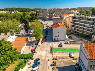 AAA Apartments & Rooms with free parking - 9