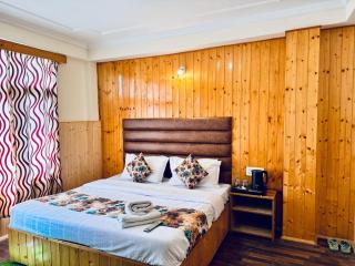 New Suraj Inn - Nestled near Hadimba Temple ! Rooftop Cafe ! Private Parking - 3