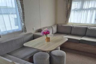 Caravan 163 sleeps up to 8 guests - 5