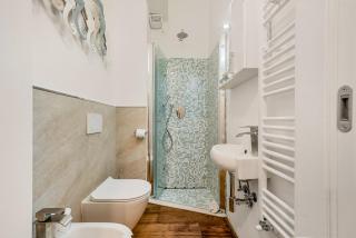 Golden Luxe - Modern Apartment next the beach - 3