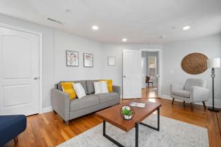 Jennifer's Cozy Apt Walk to Brown In Unit Laundry - 7