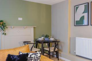 Jimmy Suite I Modern Central 2BR Apartment I Sleeps 6 I Near Gavin and Stacey House I Barry High Street I Barry Train Station I Barry Island I WiFi I Parking and Easy Cardiff Access - 8