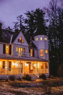 Hideaway Inn Lenox - 1