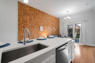 Jennifer's Stylish Apt Private Deck Backyard Oasis - 3