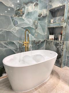 Shrew Lodge-woodland Lodges-Hot Tub-Pembrokeshire-Tenby - 2