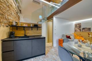 GuestHost - Suite on the RIVER Apartment - 9