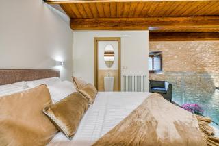 GuestHost - Suite on the RIVER Apartment - 2