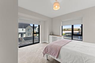 West Point -Modern 4 bed - 5 mins walk to Donegal Town - 4