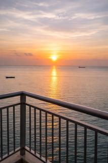 Lovely Apartment across Okada with Sunset View - 1