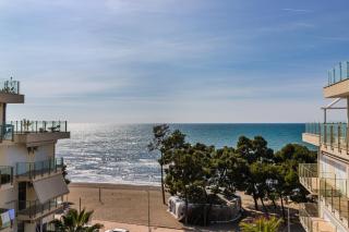 Beachfront Apartment with Pool Access by PikHost - 4