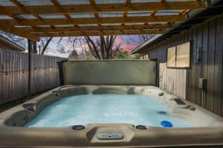 Schubert Haus - 2 BLKS to Main St Hot Tub & Pool - 8