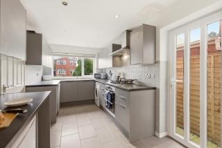 4BR in Warwick with Driveway Parking, Work Space & Fast WiFi, By Clarendon Stays - 9