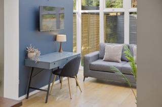 4BR in Warwick with Driveway Parking, Work Space & Fast WiFi, By Clarendon Stays - 8