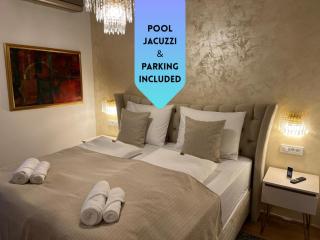 La Luna Room with Pool & Jacuzzi, Bikes and Secured Parking - 0