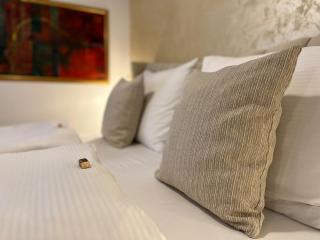 La Luna Room with Pool & Jacuzzi, Bikes and Secured Parking - 3