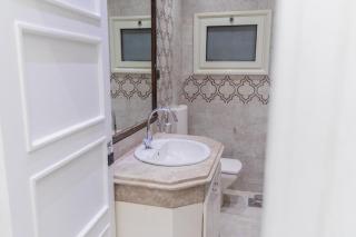 Spacious Apartment with Stunning Nile Views - 8