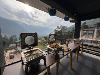 New Suraj Inn - Nestled near Hadimba Temple ! Rooftop Cafe ! Private Parking - 5