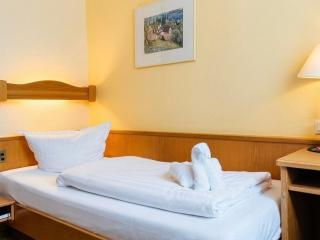 Hotel Restaurant Bären - Weingarten - 3