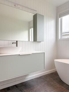 Stunning new Bach with Lake views - 6