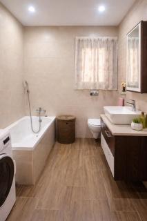 Stylish & modern close to the beach 3 bedroom family apartment - 1