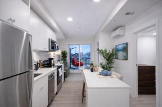 Executive Suite Downtown Skyline View UG Parking - 6