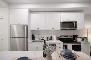 Executive Suite Downtown Skyline View UG Parking - 3