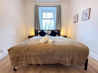 2BR Glasgow Flat - King & Super King - Fireplace - 8