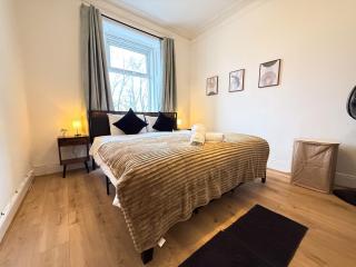 2BR Glasgow Flat - King & Super King - Fireplace - 2