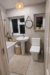 Spacious 4-Bed Home in Chislehurst near New Eltham Station - 2