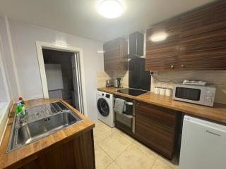 2 Bed Flat - Sleeps 3 - Parking - Wifi - 6