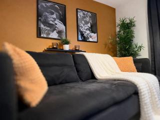 5 BR house in Leeds - sleeps 11 guests 3 bath Parking - Contractors or groups welcome - 9