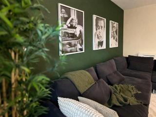 5 BR house in Leeds - sleeps 11 guests 3 bath Parking - Contractors or groups welcome - 7